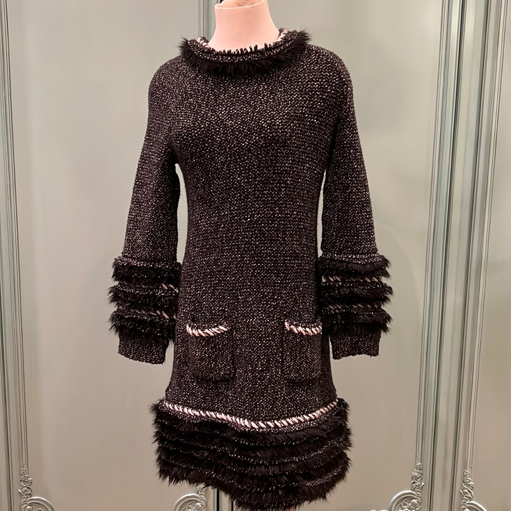 Chanel dress cashmere/woo. MIDI length, has two pockets.